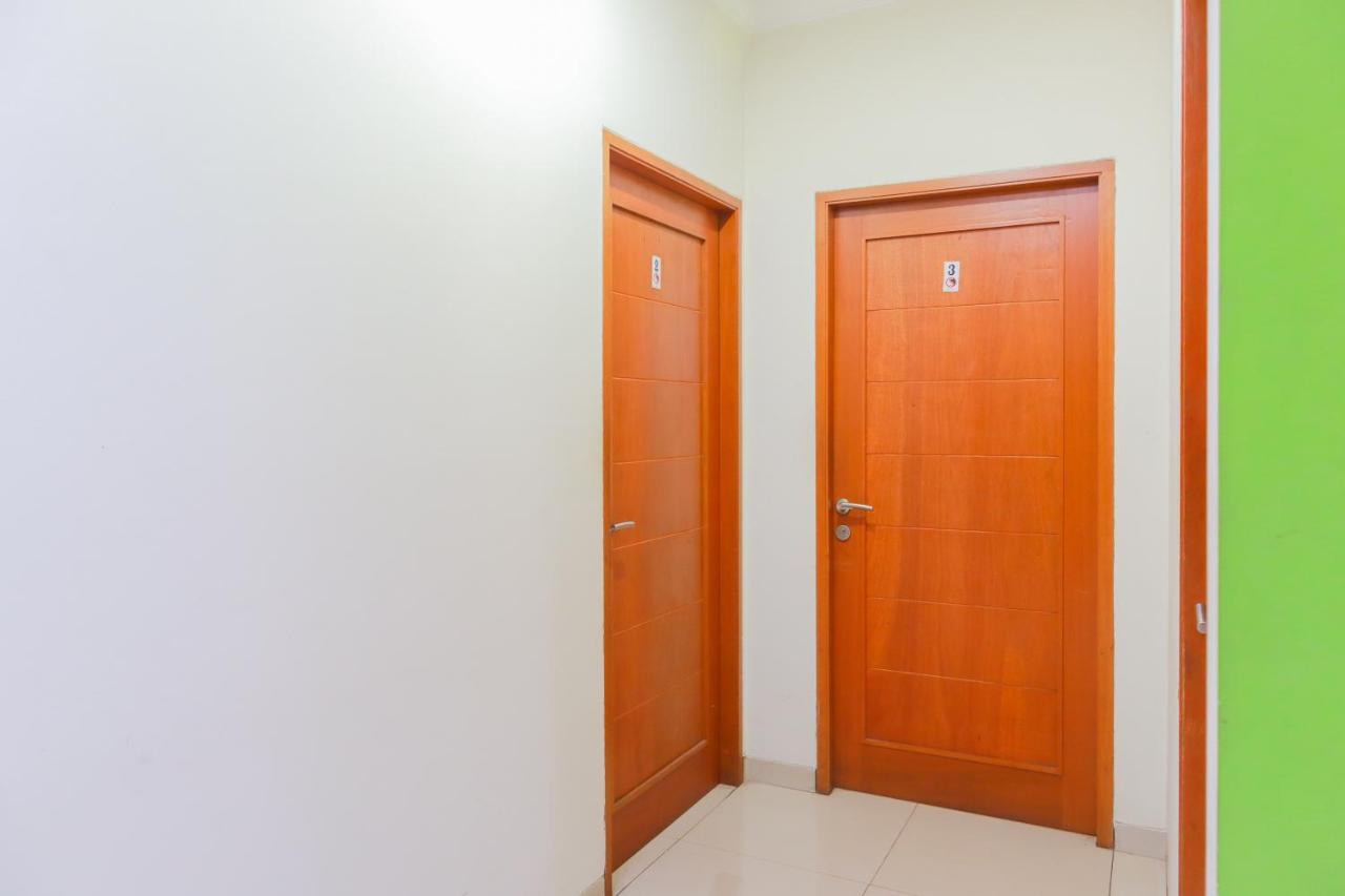 Oyo 2196 Ss Homes Джакарта Экстерьер фото